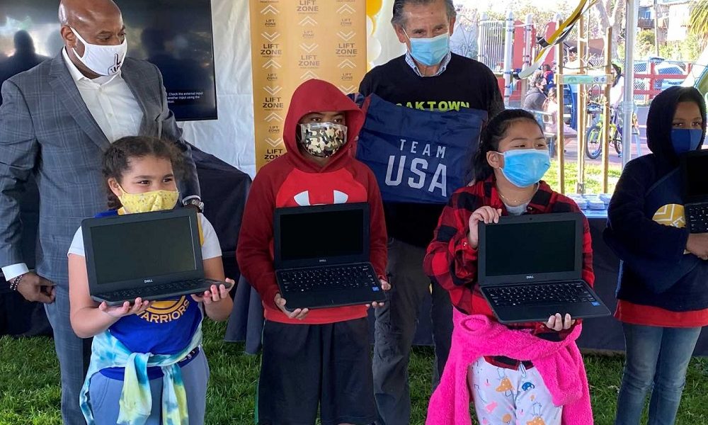 OLYMPIC GOLD MEDALIST AND COMCAST SURPRISE OAKLAND YOUTH WITH 1,000 FREE LAPTOPS AND FREE INTERNET AT HOME FOR A YEAR - Vimarsana News