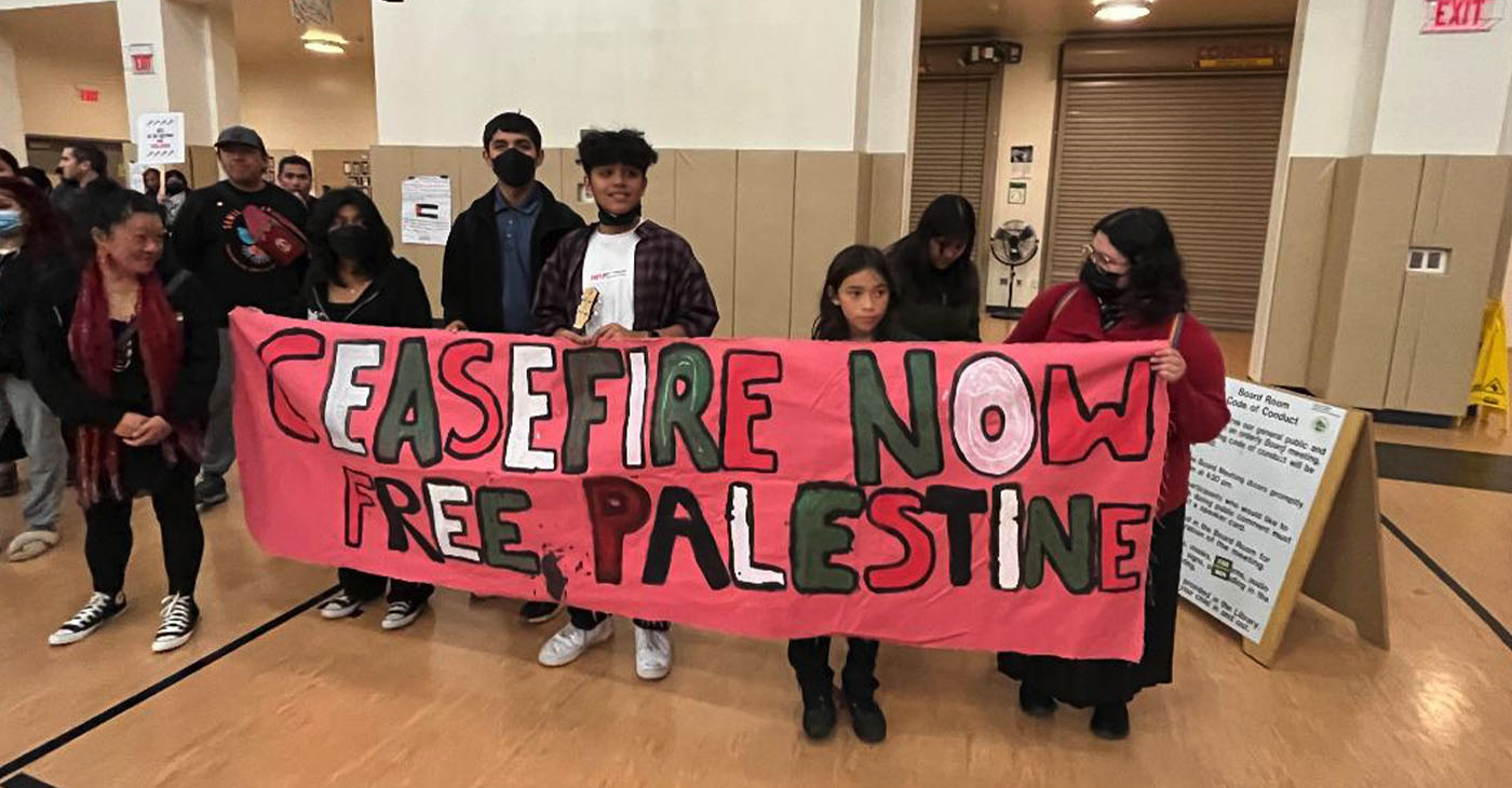 High school students call for ceasefire in Gaza at Oakland school board meeting on Nov. 8. Photo by Ken Epstein.