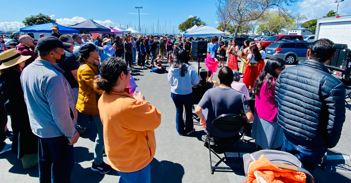 The crowd at the new Marina Bay farmers’ market. Photo by Kathy Chouteau.