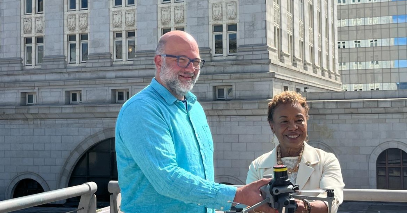 Aerbits founder Brian Johnson(left) and OaklandMayor Barbara Lee launch Aerbits in Oakland.